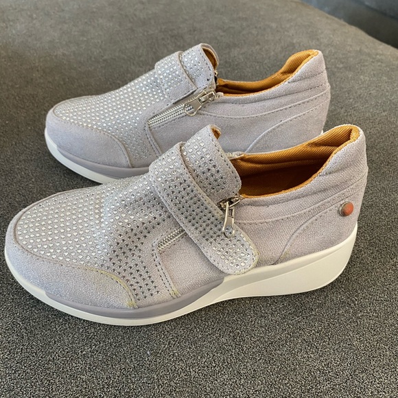 No brand, no name, lightweight grey and white, little rhinestone bling, size 6 - Picture 3 of 5